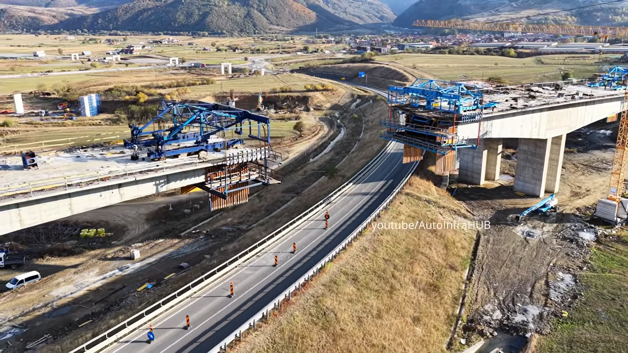 Pasajul de la Boița în construcție, cu două cofraje mobile albastre deasupra autostrăzii A1 închise, 15 octombrie 2026